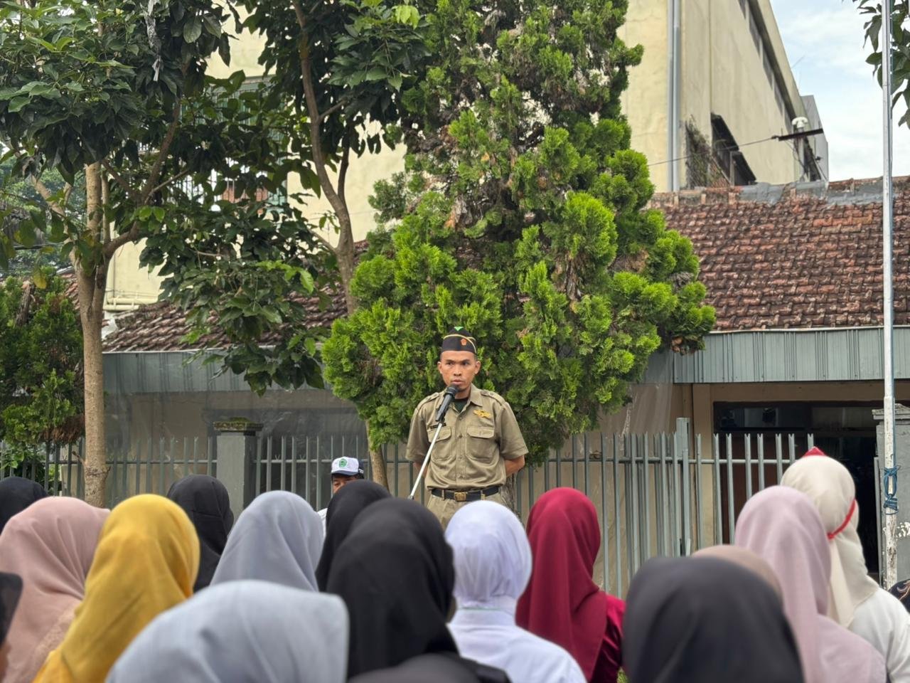 Memperingati Hari Pahlawan Nasional 10 November, MTs Hasyim Asyari Gelar Upacara dengan Meriah, Berbalut Busana Tema Kepahlawanan dan Masyarakat Tempo Dulu