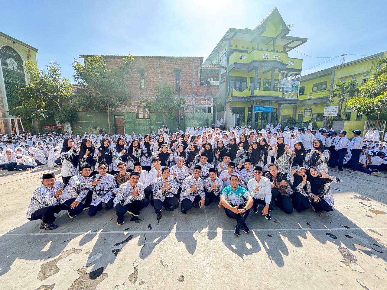 Membara Semangat Pendidik: Perayaan Hari Guru Nasional di MTs Hasyim Asy’ari Kota Batu