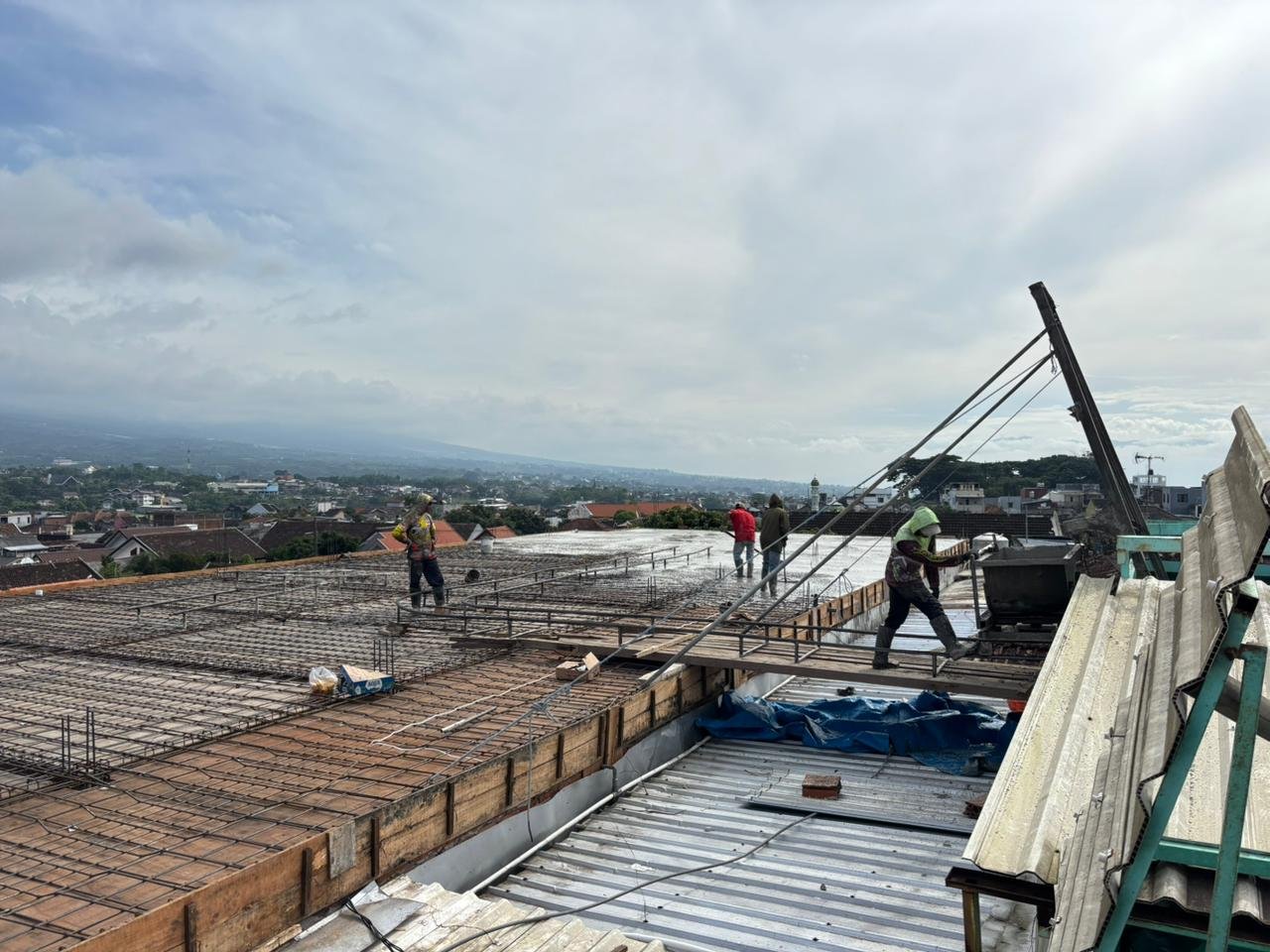 Wujud Syukur: Pengecoran Atap Lantai 3 MTs Hasyim Asy’ari Kota Batu Selesai Dilaksanakan